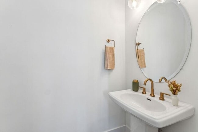 5018 Grayton Aly in Charlotte, NC - Building Photo - Building Photo