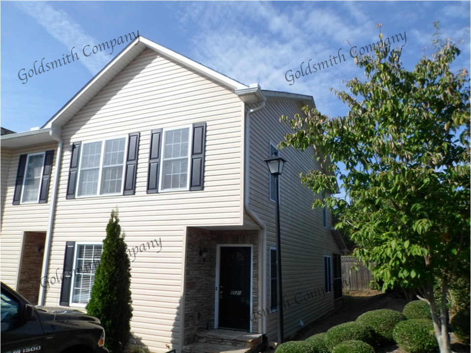 1120 E Lee Rd in Taylors, SC - Building Photo