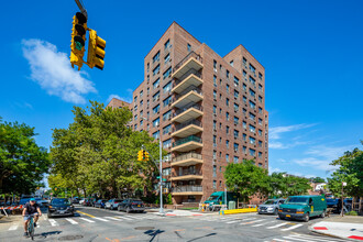 303 Beverley Road in Brooklyn, NY - Foto de edificio - Building Photo