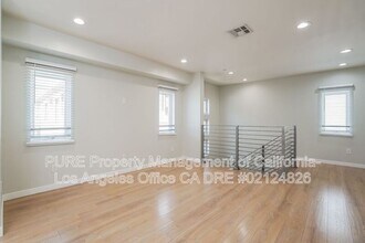 10706 Camarillo St in Los Angeles, CA - Building Photo - Building Photo