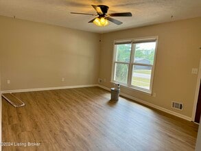 8413 Cloverport Dr in Louisville, KY - Building Photo - Building Photo