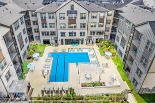 The Mont in Austin, TX - Building Photo