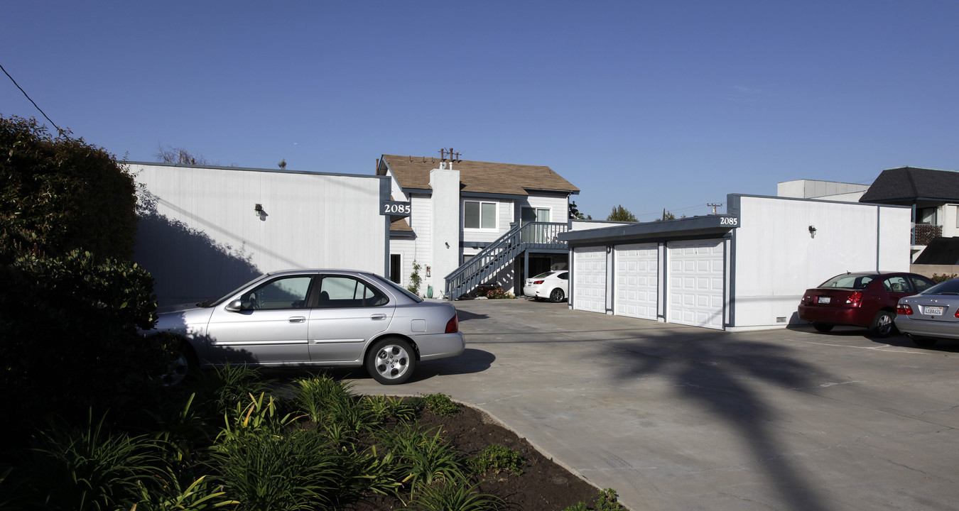 2085 Thurin St in Costa Mesa, CA - Foto de edificio