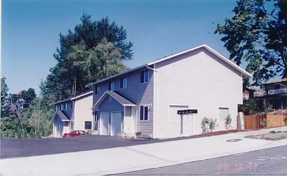 1520 S Puget Dr in Renton, WA - Foto de edificio