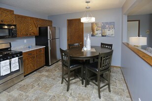 Stoney Hill 1 Apartments in Sioux Falls, SD - Building Photo