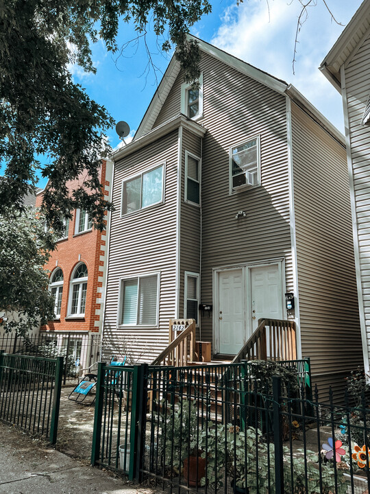 2142 N Maplewood Ave in Chicago, IL - Building Photo