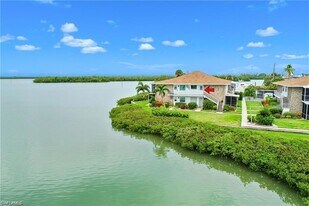 330 Kon Tiki Dr in Naples, FL - Building Photo