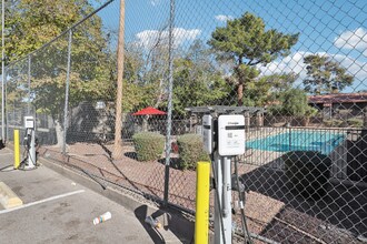1750 Karen Ave in Las Vegas, NV - Building Photo - Building Photo