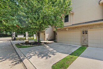 360 Old Aqua Landing W in Montgomery, TX - Building Photo - Building Photo
