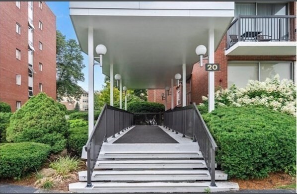 20 Hammond Pond Pkwy in Newton, MA - Building Photo - Building Photo