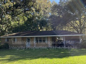 1512 W Hugh Loop Rd in Port Allen, LA - Building Photo