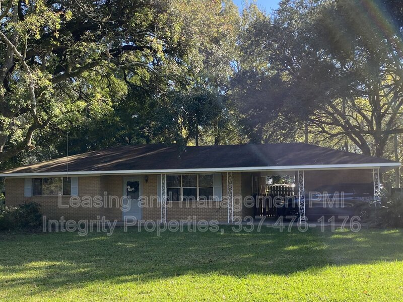 1512 W Hugh Loop Rd in Port Allen, LA - Building Photo