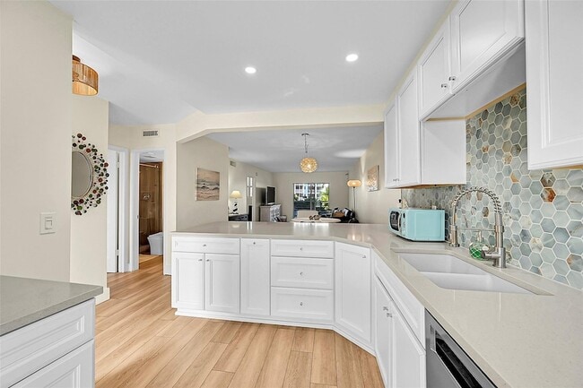 2731 NE 14th Street Causeway, Unit 421 in Pompano Beach, FL - Foto de edificio - Building Photo