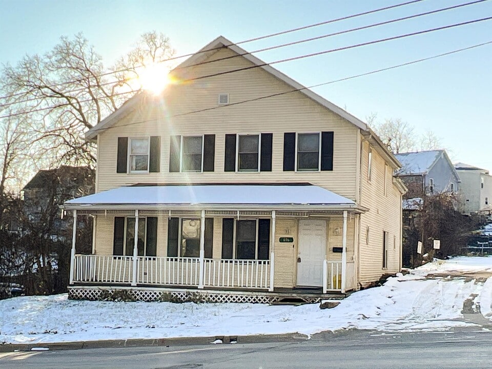 696 University Ave in Dubuque, IA - Building Photo