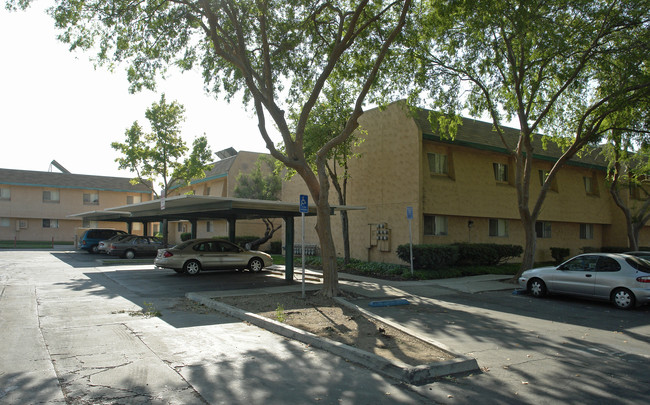 Sunnyside Villas in Fresno, CA - Building Photo - Building Photo