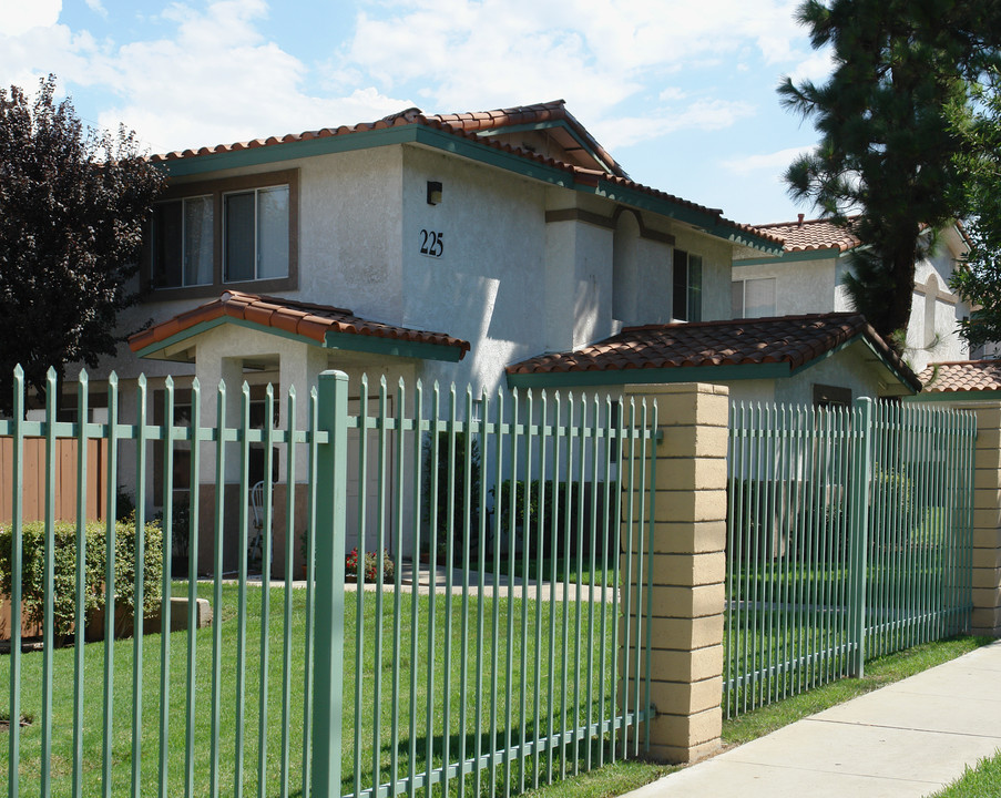 225 S Vicentia Ave in Corona, CA - Foto de edificio