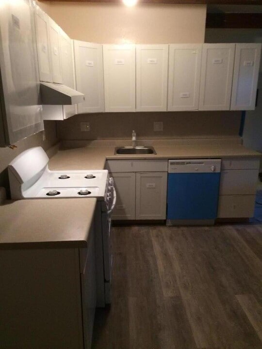 160 Clarendon Rd in Pacifica, CA - Building Photo