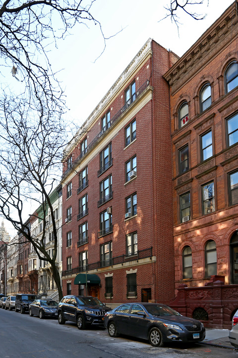 136 W 75th St in New York, NY - Building Photo