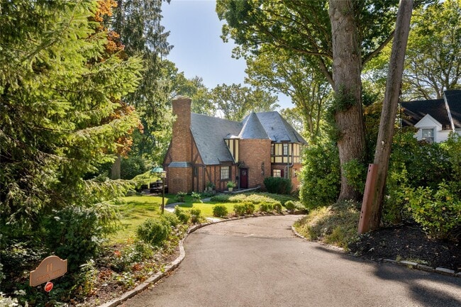 property at 11 Chelsea Dr