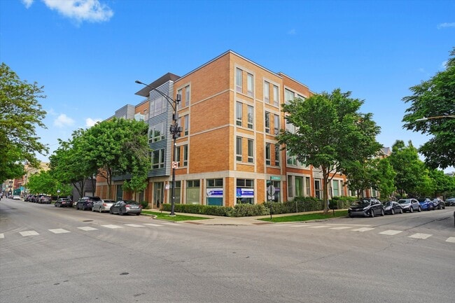 property at 2755 N Lakewood Ave