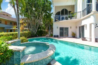 70 Isle of Venice Dr in Fort Lauderdale, FL - Building Photo - Building Photo