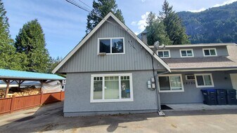 19756 Marie St in Hope, BC - Building Photo