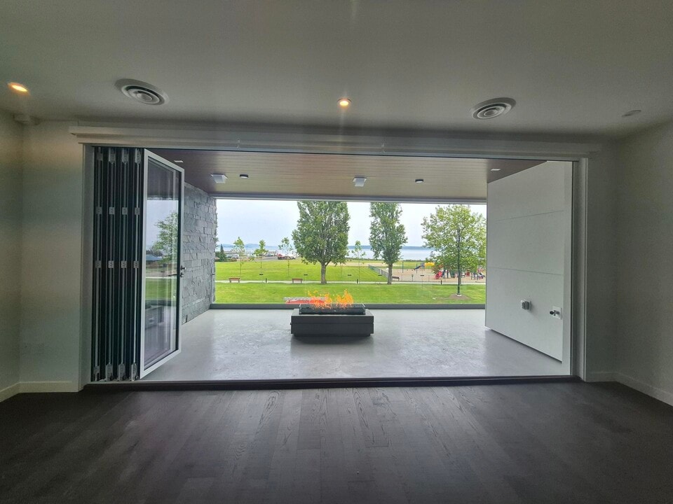 9576 Fifth St in Sidney, BC - Building Photo