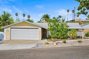 2460 Sarbonne Dr in Oceanside, CA - Building Photo