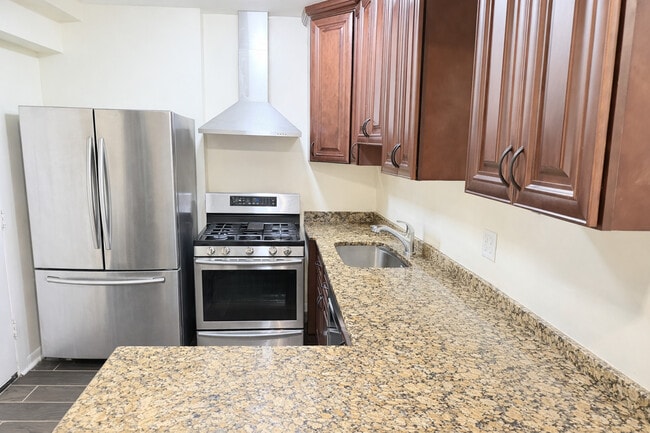 2817 N Clybourn Ave in Chicago, IL - Foto de edificio - Building Photo