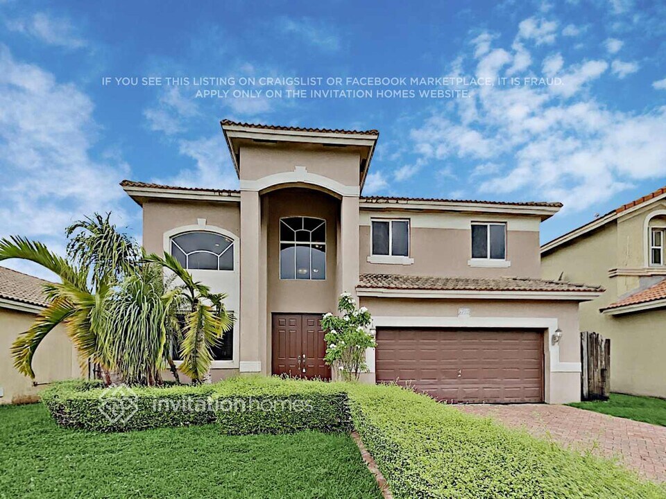 5702 SW 165th Ct in Miami, FL - Foto de edificio