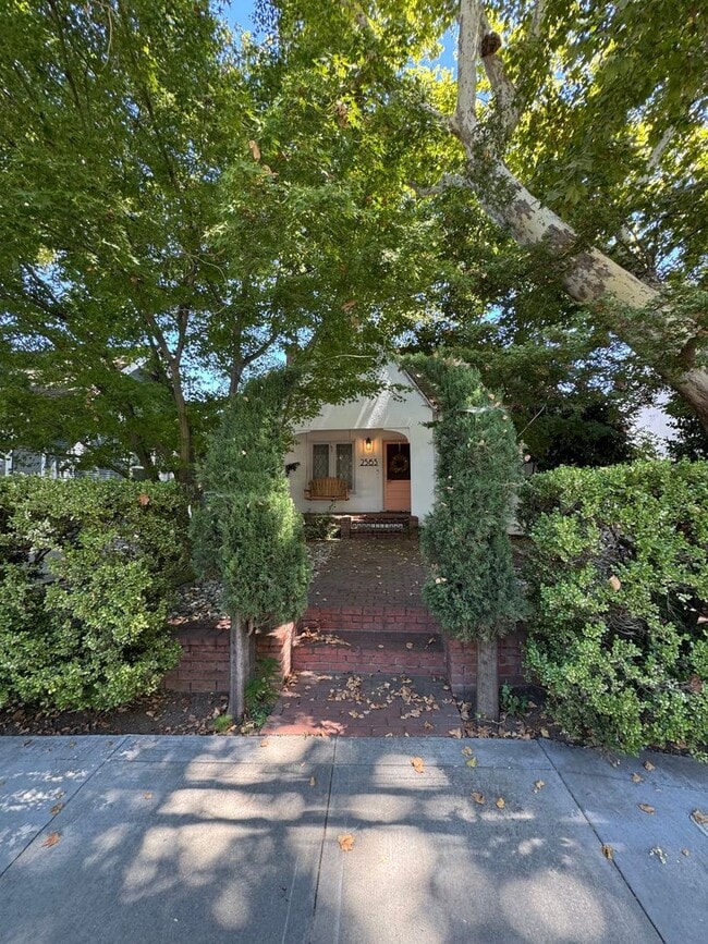 2565 Freeport Blvd in Sacramento, CA - Building Photo - Building Photo