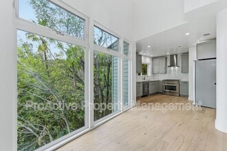 2409 Yorkshire Dr in Los Angeles, CA - Foto de edificio - Building Photo