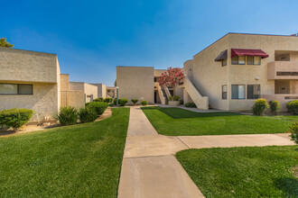 Mesa Creek Apartments in Bakersfield, CA - Building Photo - Building Photo