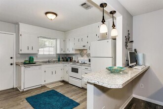 4800 Tradewinds Dr, Unit 4802 in Pensacola, FL - Foto de edificio - Building Photo