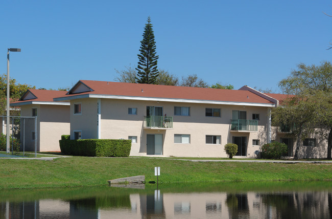 Palm Island Club Apartments in Tamarac, FL - Building Photo - Building Photo