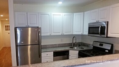 56 Egmont St in Brookline, MA - Foto de edificio - Building Photo