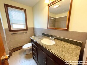 5 Oswald St, Unit 2 in Boston, MA - Foto de edificio - Building Photo