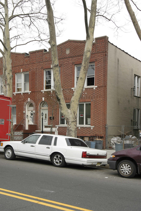 357 Dahill Rd in Brooklyn, NY - Building Photo