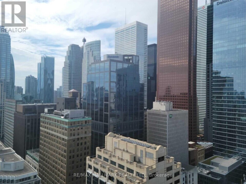 25 Richmond St E in Toronto, ON - Building Photo