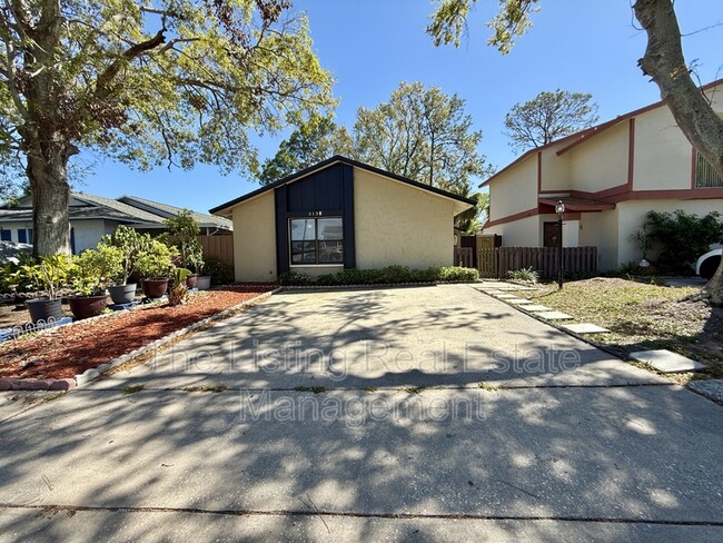 5138 Springwood Dr in Tampa, FL - Foto de edificio - Building Photo