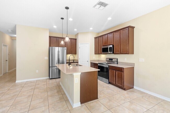 215 Lakeshore Dr in Davenport, FL - Building Photo - Building Photo