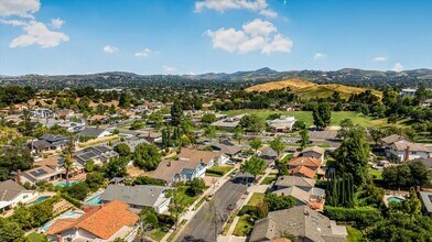 327 Bethany St in Thousand Oaks, CA - Foto de edificio - Building Photo