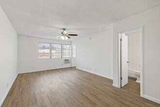 Pine Crest Apartments in Fort Lauderdale, FL - Building Photo - Interior Photo