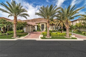 2733 Red Arrow Dr in Las Vegas, NV - Building Photo - Building Photo