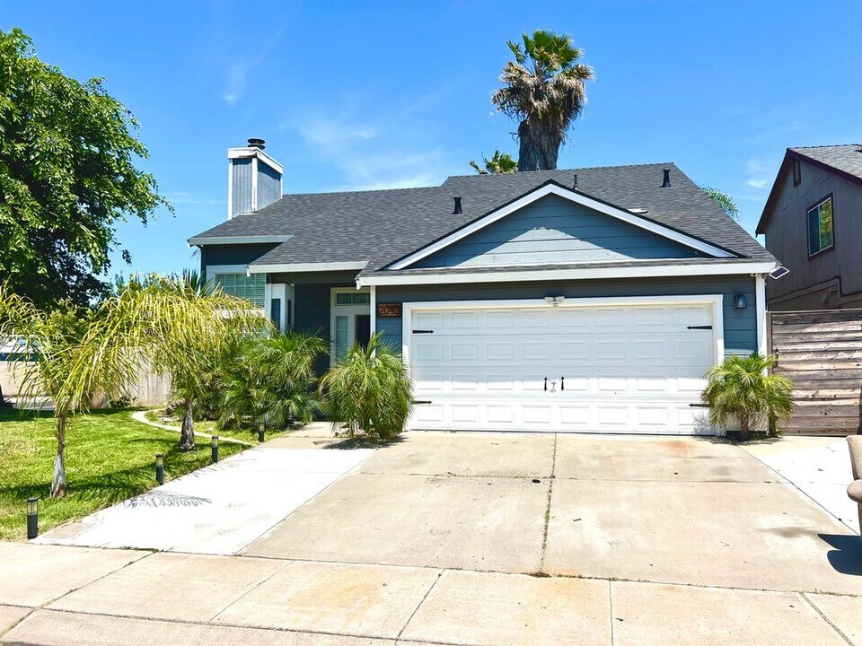 2093 Nantuckett Cir in Manteca, CA - Foto de edificio