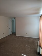 25 Grandview Dr, Unit B in Farmington, CT - Foto de edificio - Building Photo