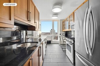300 E 77th St in New York, NY - Building Photo - Building Photo