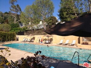 17230 Avenida de la Herradura in Los Angeles, CA - Building Photo - Building Photo