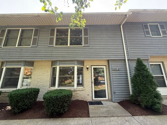 property at 925 W Whitehall Rd