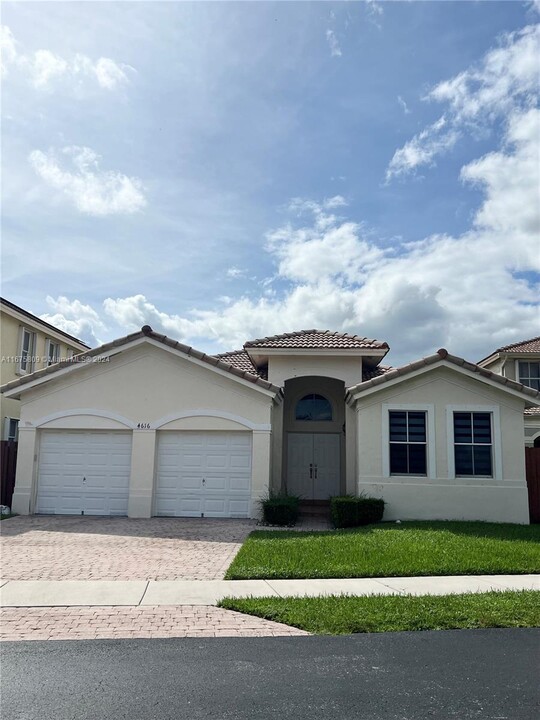 4616 NW 95th Ave in Doral, FL - Foto de edificio